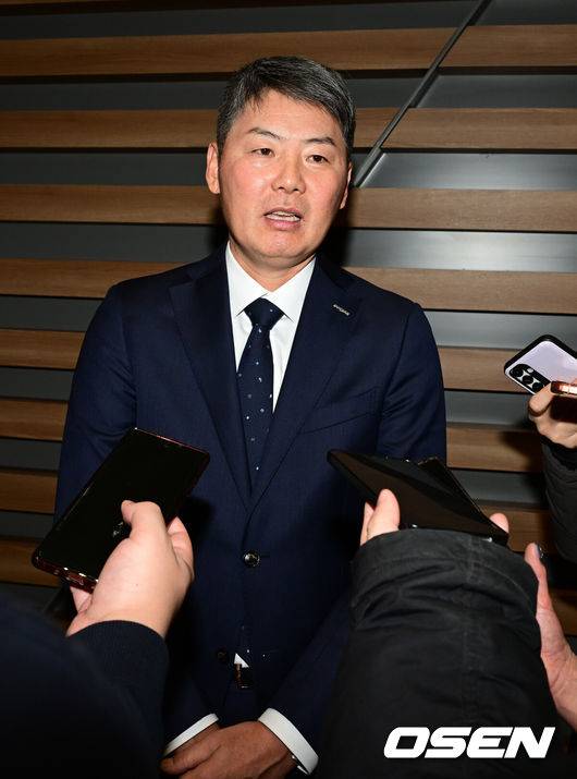 [OSEN=인천공항, 최규한 기자] 프로야구 두산 베어스가 2026 시즌을 준비하기 위해 23일 오후 인천공항을 통해 호주로 출국했다.두산은 호주 시드니에서 1차 캠프를 진행한 뒤, 일본 미야자키에서 2차 캠프를 이어간다.두산 김원형 감독이 취재진과 인터뷰를 갖고 있다. 2026.01.23 / dreamer@osen.co.kr