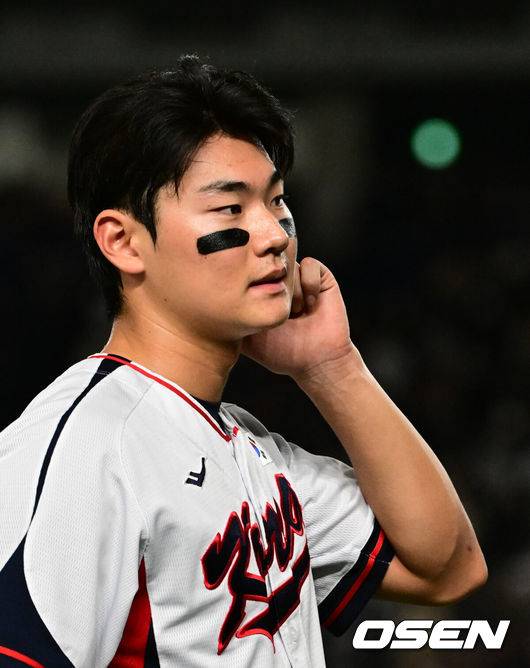 [OSEN=도쿄(일본), 조은정 기자] 국 야구 대표팀이 극적인 무승부를 거두며 한일전 연패를 10연패에서 막았다.&nbsp;한국은 16일 일본 도쿄도 도쿄돔에서 열린 ‘2025 NAVER K-BASEBALL SERIES’ 일본과의 2차전에서 7-7 무승부를 거뒀다. 2연전 시리즈 1무 1패를 기록한&nbsp;한국은 2015년 프리미어12 준결승전 4-3 승리 이후 성인 대표팀 기준(아시안게임 제외) 한일전에서 10연패를 기록했지만 처음으로 무승부를 만드는데 성공했다.경기 종료 후 대한민국 김주원이 류지현 감독과 하이파이브를 준비하고 있다. 2025.11.16 /cej@osen.co.kr