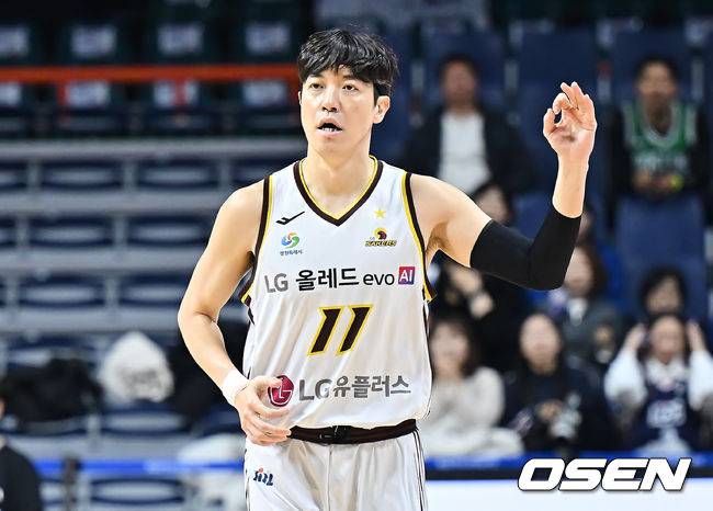 [OSEN=부산, 이석우 기자] 23일 부산 사직체육관에서 2025-2026 LG전자 프로농구 부산 KCC와 창원 LG의 경기가 열렸다.허웅·송교창이 복귀한 KCC가 타마요·양홍석 이탈로 전력 공백이 생긴 LG를 상대로 길었던 LG전 10연패 탈출을 노린다.창원 LG 허일영이 3점슛을 성공시키고 세리머니를 하고 있다. 2026.01.23 / foto0307@osen.co.kr