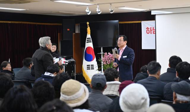 ▲ 22일 오전 신장2동 행정복지센터에서 열린 ‘2026 신장2동 주민과의 대화’에서 이현재 하남시장이 신장2동 주민의 목소리에 귀를 기울이고 있다. ⓒ 하남시