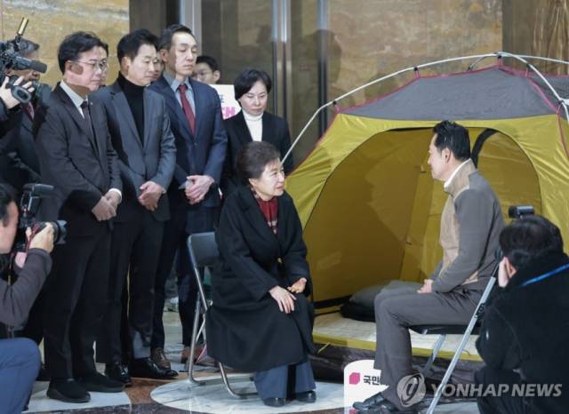 ▲ 박근혜 전 대통령이 22일 국회 로텐더홀 단식 농성장에서 통일교·공천헌금 '쌍특검' 수용을 요구하며 여드레째 단식 중인 국민의힘 장동혁 대표를 방문해 대화하고 있다. ⓒ 연합뉴스