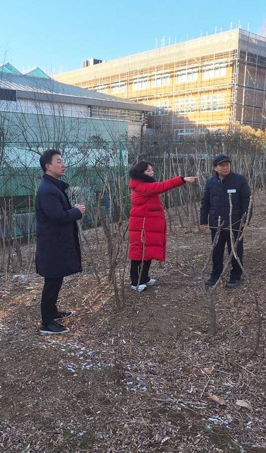 박성연 서울시의원(가운데)이 김경호 광진구청장(오른쪽), 신진호 구의원(왼쪽)과 함께 공공공지 활용을 통한 생활체육시설 조성 방안에 대해 현장에서 의견을 나누고 있다.