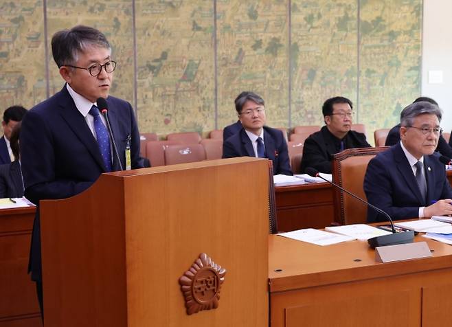 지난해 10월 이재필 궁능유적본부장이 서울 여의도 국회에서 열린 2025년도 국가유산청 등에 대한 문화체육관광위원회 국정감사에서  김건희 여사의 종묘 차담회 의혹과 관련한 의원들의 질의에 답하고 있다. 연합뉴스