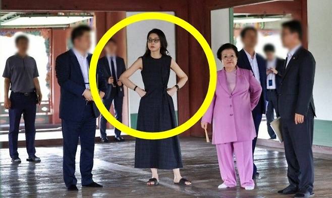 2023년 9월 경복궁 경회루 비공개 방문 당시 김건희 여사 모습. 유튜브 방송 ‘주기자 라이브’ 화면