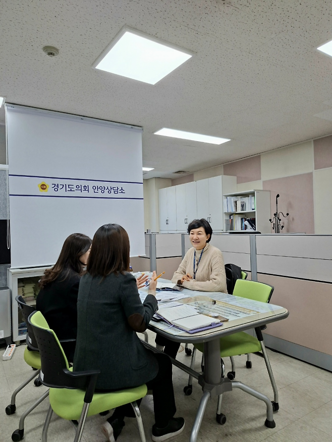 이채명 의원이 23일 의회 안양상담소에서 안양시청 노인정책팀과 저소득층 노인 간병비 지원 사업의 현황과 개선 방향에 대해 논의하고 있다.(사진=경기도의회)