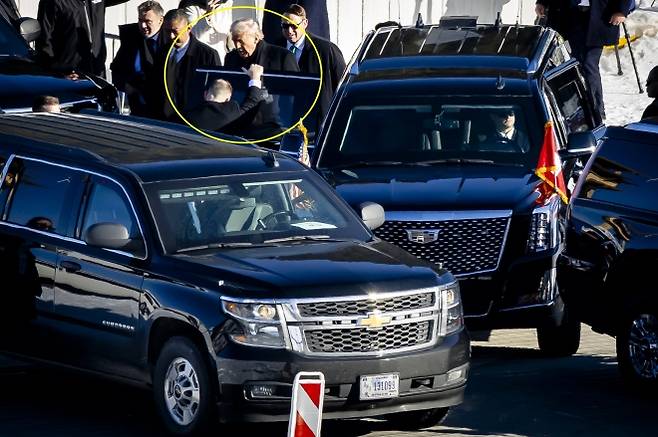 지난 21일 스위스 다보스에 도착한 도널드 트럼프 미국 대통령과 캐딜락 SUV 차량 모습이 포착됐다. AFP 연합뉴스