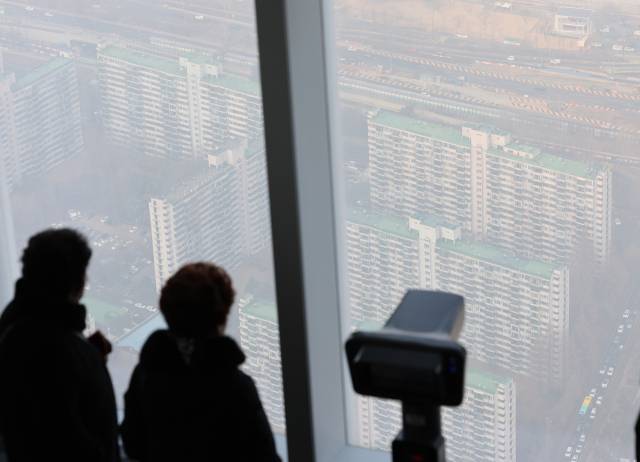 서울 송파구 롯데월드타워에서 바라본 한강변 아파트 단지. 연합뉴스