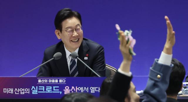 이재명 대통령이 23일 울산전시컨벤션센터에서 열린 '울산의 마음을 듣다' 타운홀미팅 간담회에서 발언권을 요청하는 참석자들을 바라보고 있다. 연합뉴스