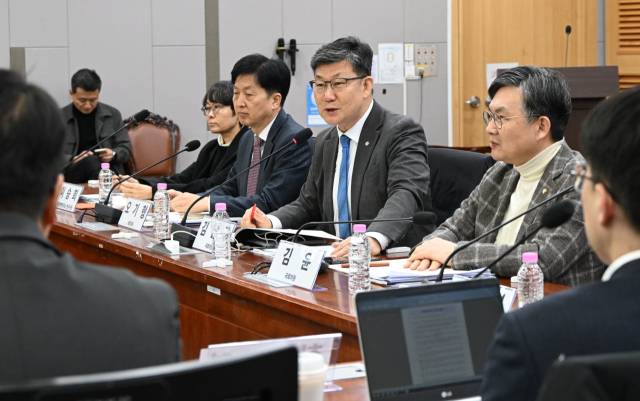 김남근 더불어민주당 의원이 23일 국회 의원회관에서 열린 스튜어드십코드 실효성 제고를 위한 내실화 방안 모색 토론회에서 모두발언을 하고 있다. 성형주 기자