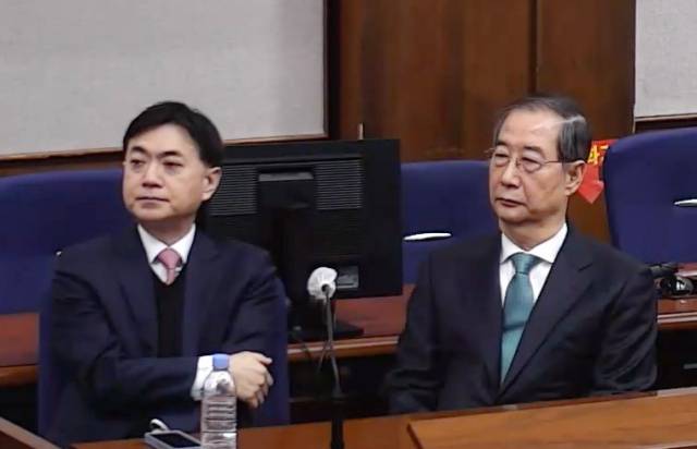 내란 중요임무 종사 혐의를 받는 한덕수 전 국무총리(왼쪽)가 21일 서울중앙지법에서 열린 1심 선고 공판에 출석해 있다. 사진 제공=서울중앙지법 제공. 재판매 및 DB 금지] photo@yna.co.kr (끝) <저작권자(c) 연합뉴스, 무단 전재-재배포, AI 학습 및 활용 금지>