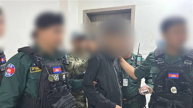 경찰청·법무부·외교부·국가정보원으로 구성된 '초국가범죄특별대응 태스크포스(TF)'는 캄보디아를 거점삼아 한국인 869명에게 약 486억원을 편취한 혐의를 받는 한국 국적 피의자 73명을 곧 국내로 송환한다고 22일 강유정 청와대 대변인이 브리핑을 통해 전했다.&nbsp;사진은 피의자들의 검거 당시 모습 ⓒ초국가범죄특별대응TF 제공
