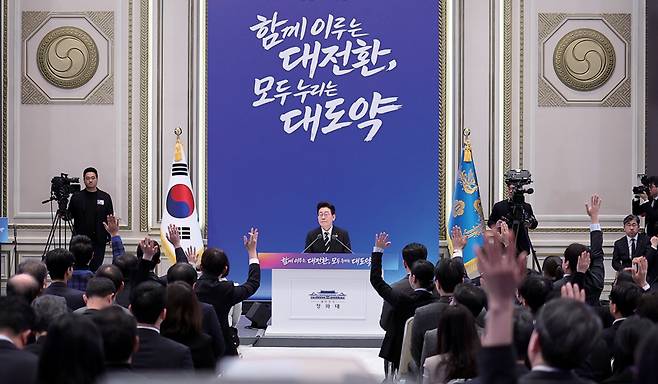 이재명 대통령이 1월21일 청와대 영빈관에서 열린 신년 기자회견에서 취재진의 질문을 받고 있다. ⓒ연합뉴스