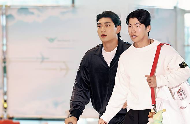 월드베이스볼클래식(WBC) 참가를 공식 확정한 이정후(왼쪽)와 김혜성이 지난 21일 인천국제공항을 통해 출국하고 있다.  연합뉴스