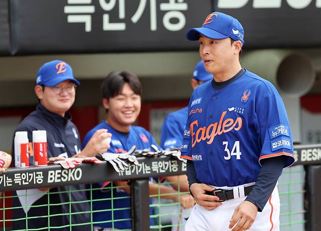 지난해 7월31일 NC에서 한화로 트레이드 된 손아섭이 이튿날 한화 유니폼을 처음 입고 경기 전 그라운드로 나서고 있다. 연합뉴스