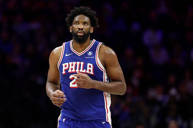 조엘 엠비드가 23일 미국 펜실베이니아주 필라델피아의 엑스피니티 모바일 아레나에서 열린 휴스턴 로키츠와 2025~2026 미국프로농구 정규리그 홈경기에서 백코트하고 있다.   필라델피아 | AFP연합뉴스