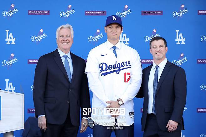 ▲ 2023년 12월 9일(현지시간) LA 다저스와 계약했다는 소식을 알린 오타니 쇼헤이. 사진은 12월 14일 입단식 장면