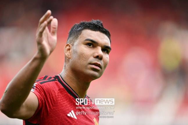 ▲ 레알 마드리드에서 월드클래스 평가를 받았던 수비형 미드필더인 카세미루는 지난 시즌 맨체스터 유나이티드로 깜짝 이적했다. 입단 첫해 카세미루는 새롭게 출발하는 맨체스터 유나이티드에 안정감을 불어넣었다. 포백을 확실하게 보호해준 카세미루 덕에 잉글랜드 프리미어리그 3위로 명성을 회복했고, 잉글랜드 풋볼리그(EFL)컵 우승도 달성했다.