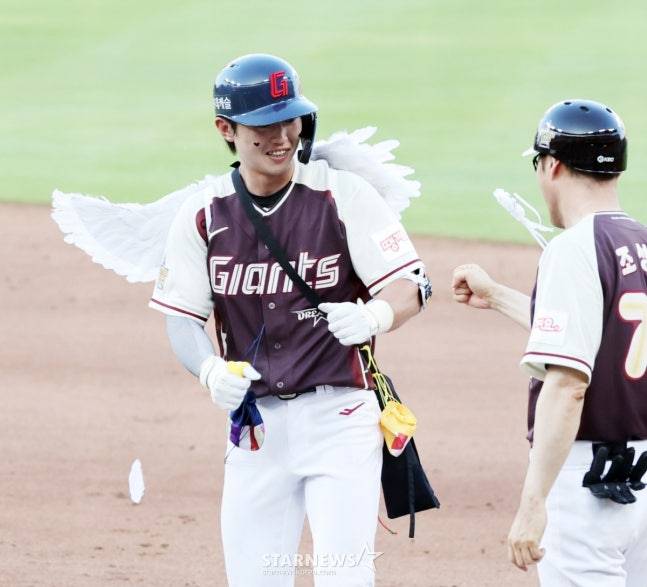롯데 전민재가 2025 KBO 올스타전에서 안타를 치고 퍼포먼스를 하고 있다. /사진=강영조 선임기자