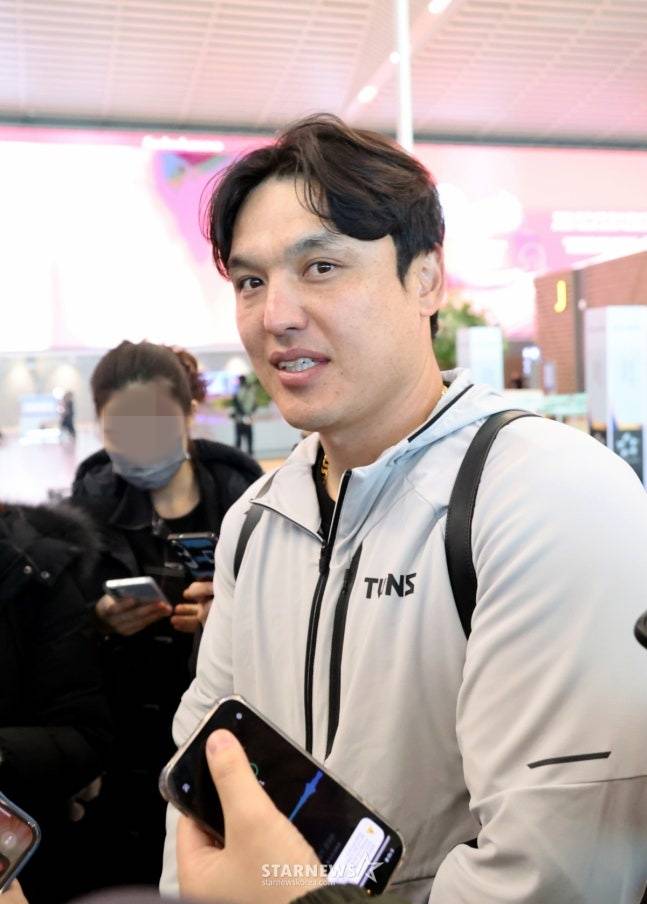 LG 포수 박동원이 22일 인천공항을 통해 LG트윈스 전지훈련지인 미국으로 출국하기 전 기자들과 인터뷰를 하고 있다. /사진=강영조 선임기자