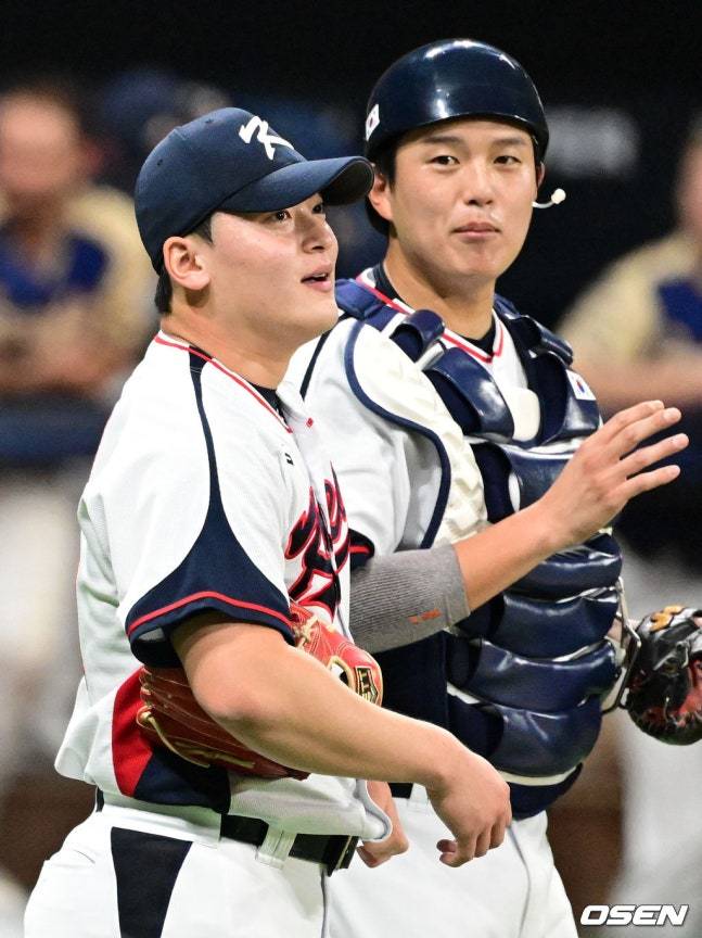 지난해 11월 K-베이스볼 시리즈 체코전 승리를 합작하고 이야기를 나누는 조형우(오른쪽)와 조병현.