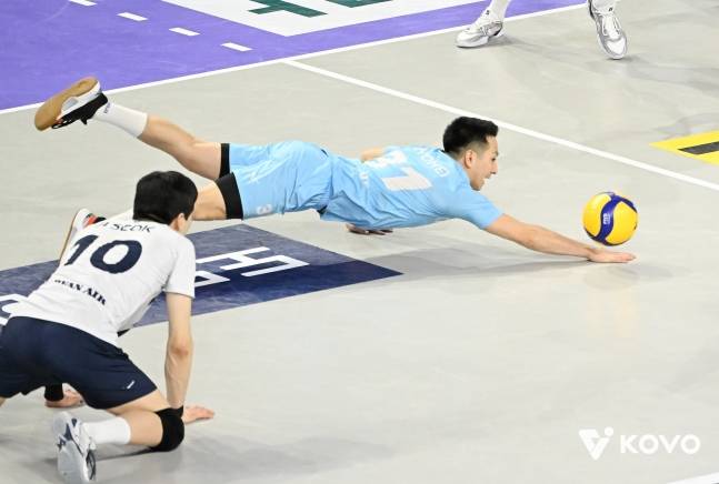 료헤이(오른쪽)가 상대의 공격을 걷어내고 있다. /사진=KOVO 제공