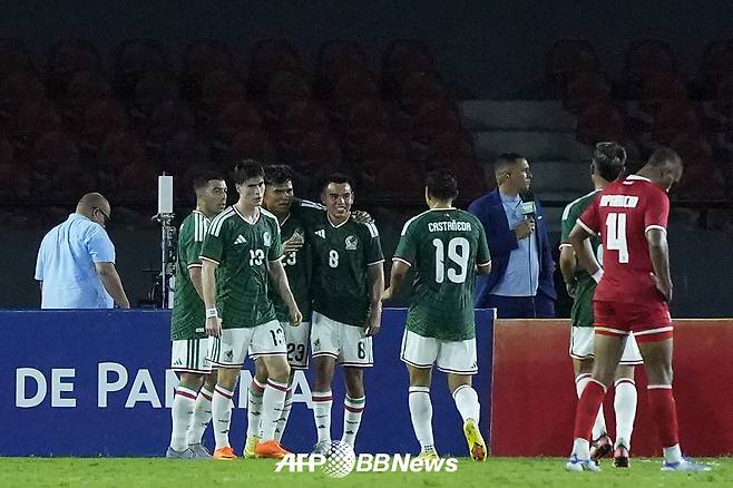 23일 파나마와의 축구 국가대표팀 친선경기에서 후반 추가시간 상대 자책골로 선제 득점에 성공한 뒤 기뻐하고 있는 멕시코 대표팀 선수들. /AFPBBNews=뉴스1