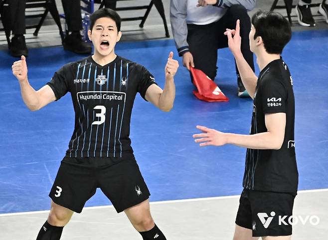 현대캐피탈 황승빈(왼쪽)이 23일 한국전력전에서 팀 득점 이후 기뻐하고 있다. /사진=한국배구연맹 제공
