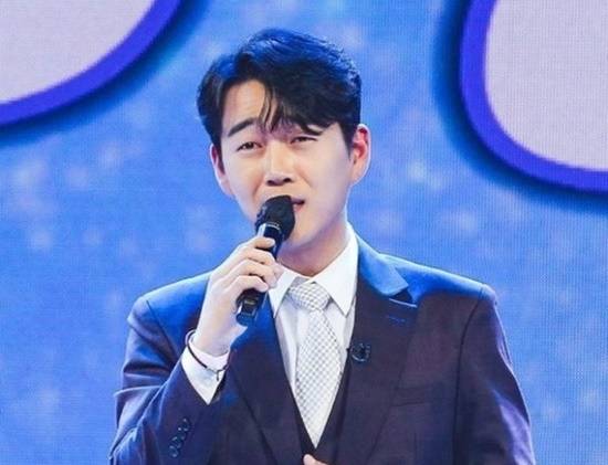 '학폭·상해 전과' 황영웅, 3년 만 공식 석상…지역 축제 출연 [엑's 이슈]