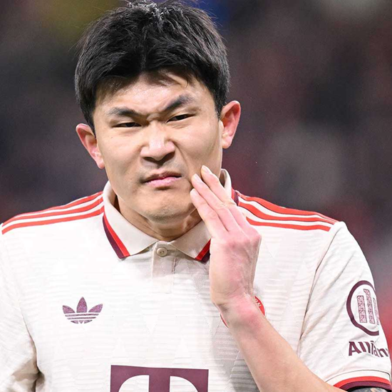 김민재(바이에른 뮌헨)는 지난 22일 독일 바이에른주 뮌헨에 위치한 알리안츠 아레나에서 열린 위니옹 생질루아즈(위니옹SG)와의 2025-2026 유럽축구연맹(UEFA) 챔피언스리그 리그페이즈 7차전에서 후반 18분 경고 누적으로 당해 퇴장을 당했다. 경기 후 독일 레전드 미드필더 미하엘 발락은 김민재가 받은 두 번째 경고는 당연한 결과이며 김민재의 반칙 장면을 두고 어리석었다고 비판했다. 연합뉴스