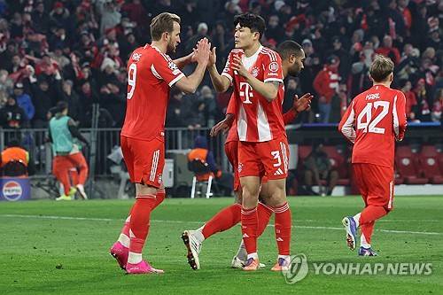 김민재(바이에른 뮌헨)는 지난 22일 독일 바이에른주 뮌헨에 위치한 알리안츠 아레나에서 열린 위니옹 생질루아즈(위니옹SG)와의 2025-2026 유럽축구연맹(UEFA) 챔피언스리그 리그페이즈 7차전에서 후반 18분 경고 누적으로 당해 퇴장을 당했다. 경기 후 독일 레전드 미드필더 미하엘 발락은 김민재가 받은 두 번째 경고는 당연한 결과이며 김민재의 반칙 장면을 두고 어리석었다고 비판했다. 연합뉴스