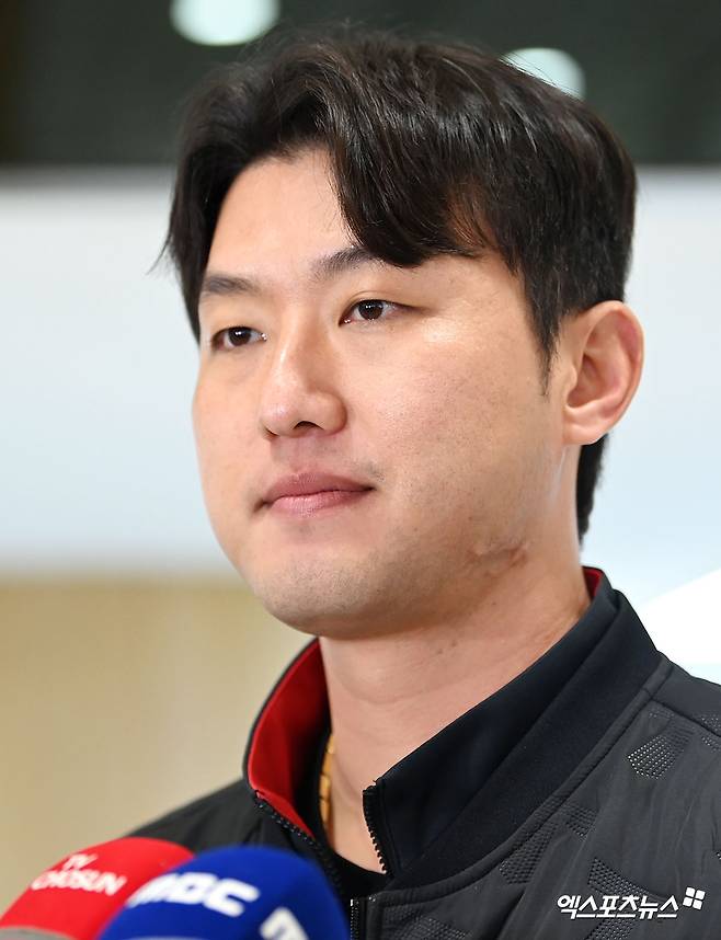 KIA 타이거즈가 23일 오후 일본 아마미오시마에서 진행되는 스프링캠프를 위해 김포국제공항을 통해 일본으로 출국했다.  홍건희가 출국 전 인터뷰를 하고 있다. 김포공항, 고아라 기자