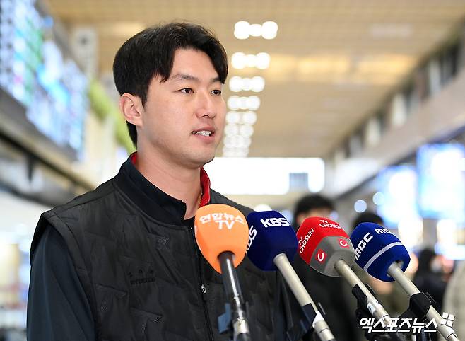 KIA 타이거즈가 23일 오후 일본 아마미오시마에서 진행되는 스프링캠프를 위해 김포국제공항을 통해 일본으로 출국했다.  홍건희가 출국 전 인터뷰를 하고 있다. 김포공항, 고아라 기자