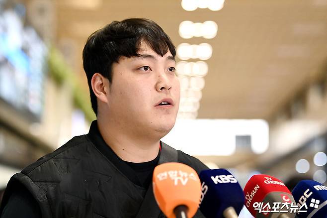 KIA 타이거즈가 23일 오후 일본 아마미오시마에서 진행되는 스프링캠프를 위해 김포국제공항을 통해 일본으로 출국했다.  조상우가 출국 전 인터뷰를 하고 있다. 김포공항, 고아라 기자