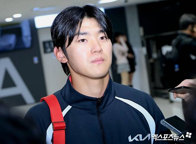 KIA 타이거즈가 23일 오후 일본 아마미오시마에서 진행되는 스프링캠프를 위해 김포국제공항을 통해 일본으로 출국했다.  김도영이 출국 전 인터뷰를 하고 있다. 김포공항, 고아라 기자