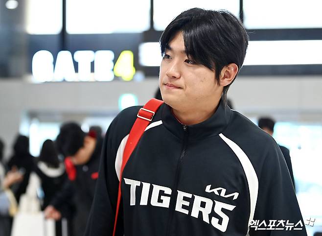 KIA 타이거즈가 23일 오후 일본 아마미오시마에서 진행되는 스프링캠프를 위해 김포국제공항을 통해 일본으로 출국했다.  김도영이 출국장으로 향하고 있다. 김포공항, 고아라 기자