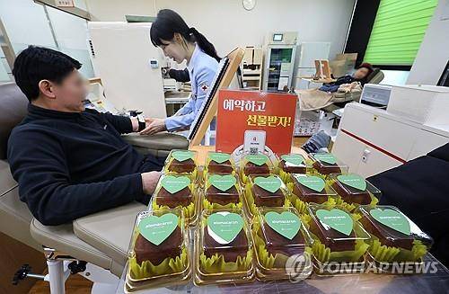 헌혈하고 '두쫀쿠' 받아 가세요 1월 20일 인천 연수구 대한적십자사 인천지사 헌혈의 집 연수센터에서 시민들이 헌혈하고 있다. 최근 겨울철 혈액 부족으로 실시하고 있는 '두쫀쿠' 증정 이벤트가 화제를 모으고 있다. [연합뉴스 자료사진]