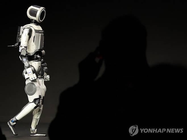 현대차그룹 프레스 컨퍼런스, 휴머노이드 로봇 아틀라스 공개 (라스베이거스=연합뉴스) 김성민 기자 = 세계 최대 가전·정보기술(IT) 전시회 'CES 2026' 개막을 하루 앞둔 5일(현지시간) 미국 네바다주 라스베이거스 만달레이베이에서 열린 현대차그룹 프레스 컨퍼런스에서 휴머노이드 로봇 아틀라스가 공개되고 있다. 2026.1.6 [공동취재] ksm7976@yna.co.kr