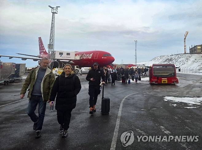 그린란드 누크 공항에 착륙한 비행기 (누크=연합뉴스) 현윤경 특파원 = 22일(현지시간) 그린란드 누크 공항에 착륙한 에어 그린란드 여객기. 2026.1.23 ykhyun14@yna.co.kr