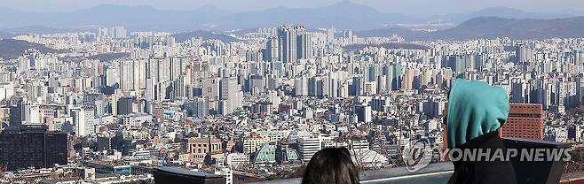 서울 남산 전망대에서 바라본 아파트 단지 [연합뉴스 자료사진]