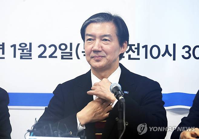 조국 조국혁신당 대표 (전주=연합뉴스) 최영수 기자 = 조국 조국혁신당 대표가 22일 전북 전주시 전북도당 당사에서 현장 최고위원회의를 주재하기에 앞서 복장을 정리하고 있다. 2026.1.22 kan@yna.co.kr