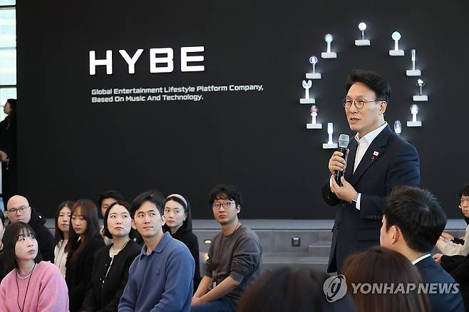 김민석 총리, 하이브 청년 종사자 타운홀 미팅 (서울=연합뉴스) 이정훈 기자 = 김민석 국무총리가 21일 서울 용산구 하이브 사옥에서 열린 청년 종사자 타운홀 미팅에서 모두 발언하고 있다. 2026.1.21 uwg806@yna.co.kr