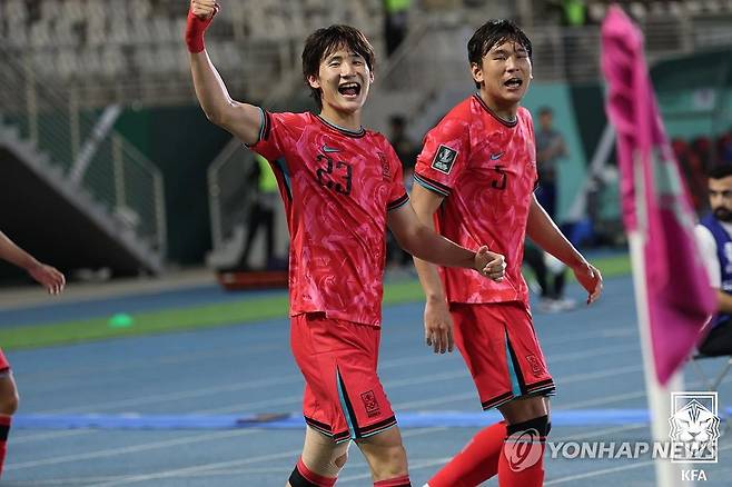 신민하, 헤더 결승골 환호 (서울=연합뉴스) 18일(한국시간) 사우디아라비아 제다의 킹 압둘라 스포츠 시티 홀 스타디움에서 열린 2026 아시아축구연맹(AFC) U-23(23세 이하) 아시안컵 8강전에서 헤더 결승골을 넣은 신민하가 환호하고 있다. 이민성 감독이 지휘하는 한국 U-23 대표팀은 이날 호주에 2-1로 이겨 준결승에 올랐다. 2026.1.18 [대한축구협회 제공. 재판매 및 DB금지] photo@yna.co.kr