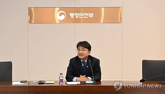 김광용 재난안전관리본부장, 한파·무더위 쉼터 발전방안 간담회 주재 (서울=연합뉴스) 김광용 행정안전부 재난안전관리본부장이 14일 정부세종청사 중앙동 대회의실에서 열린 '한파·무더위 쉼터 발전 방안 간담회'를 주재하고 있다. 2026.1.14 [행정안전부 제공. 재판매 및 DB 금지] photo@yna.co.kr