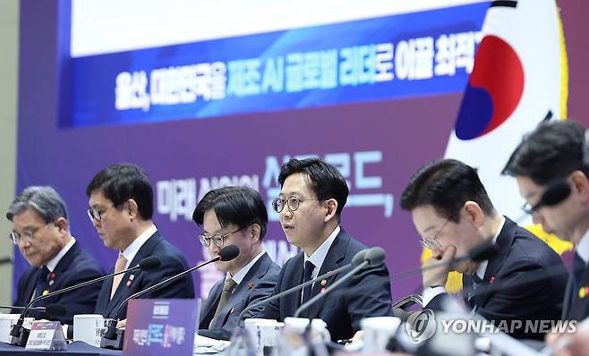 보고하는 배경훈 장관 (울산=연합뉴스) 한상균 기자 = 배경훈 부총리 겸 과학기술정보통신부 장관이 23일 울산전시컨벤션에서 열린 이재명 대통령의 타운홀미팅 간담회에서 '산업 수도 울산, 제조 AI 수도로'를 주제로 발표하고 있다. 2026.1.23 xyz@yna.co.kr