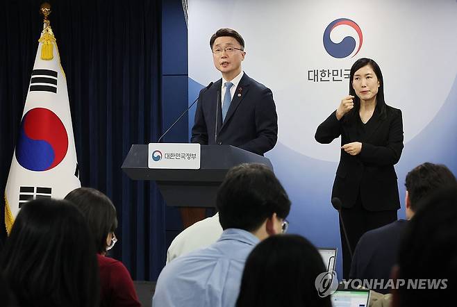 과기부, 독자AI 파운데이션 모델 프로젝트 1차 단계평가 결과 발표 (서울=연합뉴스) 이정훈 기자 = 류제명 과학기술정보통신부 2차관이 15일 서울 종로구 정부서울청사에서 독자AI 파운데이션 모델 프로젝트 1차 단계평가 결과를 발표하고 있다. 2026.1.15 uwg806@yna.co.kr