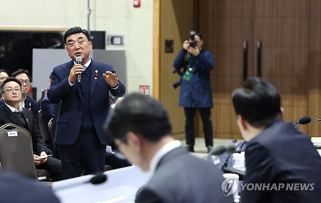 답변하는 김두겸 울산시장 (울산=연합뉴스) 한상균 기자 = 김두겸 울산시장이 23일 울산전시컨벤션센터에서 열린 '울산의 마음을 듣다' 타운홀미팅 간담회에서 이재명 대통령의 질문에 답하고 있다. 2026.1.23 xyz@yna.co.kr