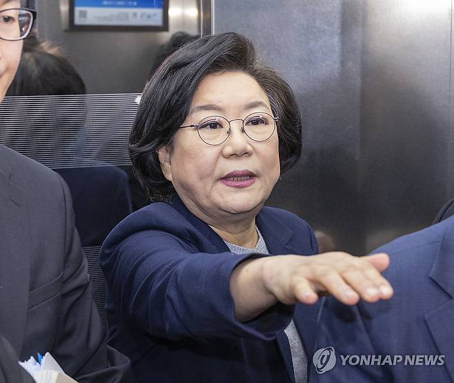 이혜훈 기획예산처 후보자 청문회장으로 (서울=연합뉴스) 황광모 기자 = 이혜훈 기획예산처 후보자가 23일 국회 재정경제기획위원회에서 열린 인사청문회에 참석하기 위해 청문회장으로 이동하고 있다. 2026.1.23 hkmpooh@yna.co.kr
