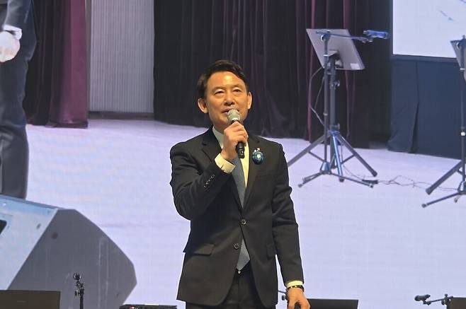 ▲ 24일 남양주체육문화센터에서 열린 북 콘서트에서 인사하는 최현덕 전 남양주부시장