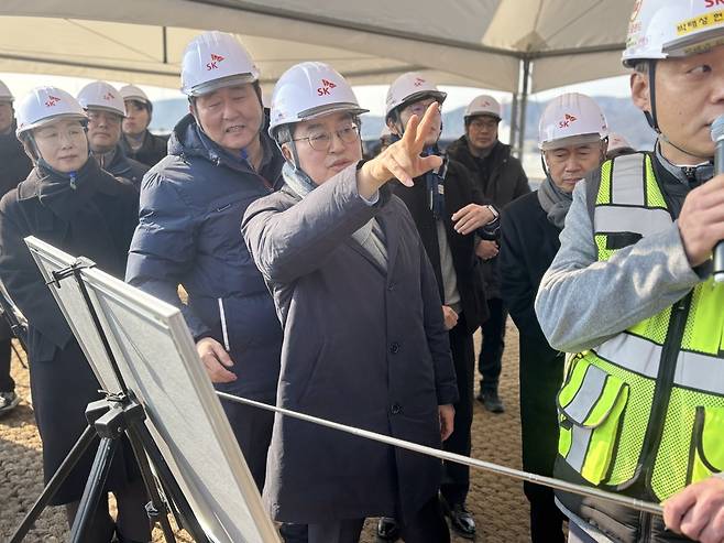 김동연 경기지사가 23일 용인시 처인구 원삼면 반도체 클러스터 일반산업단지 공사 현장을 점검하고 있다. 김우민 기자 umin@kihoilbo.co.kr