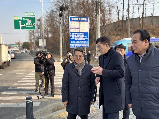 김동연 경기지사가 23일 오산시 외삼미동 북오산IC 진입로 부근 상습정체 구간을 점검하고 있다. 김우민 기자 umin@kihoilbo.co.kr